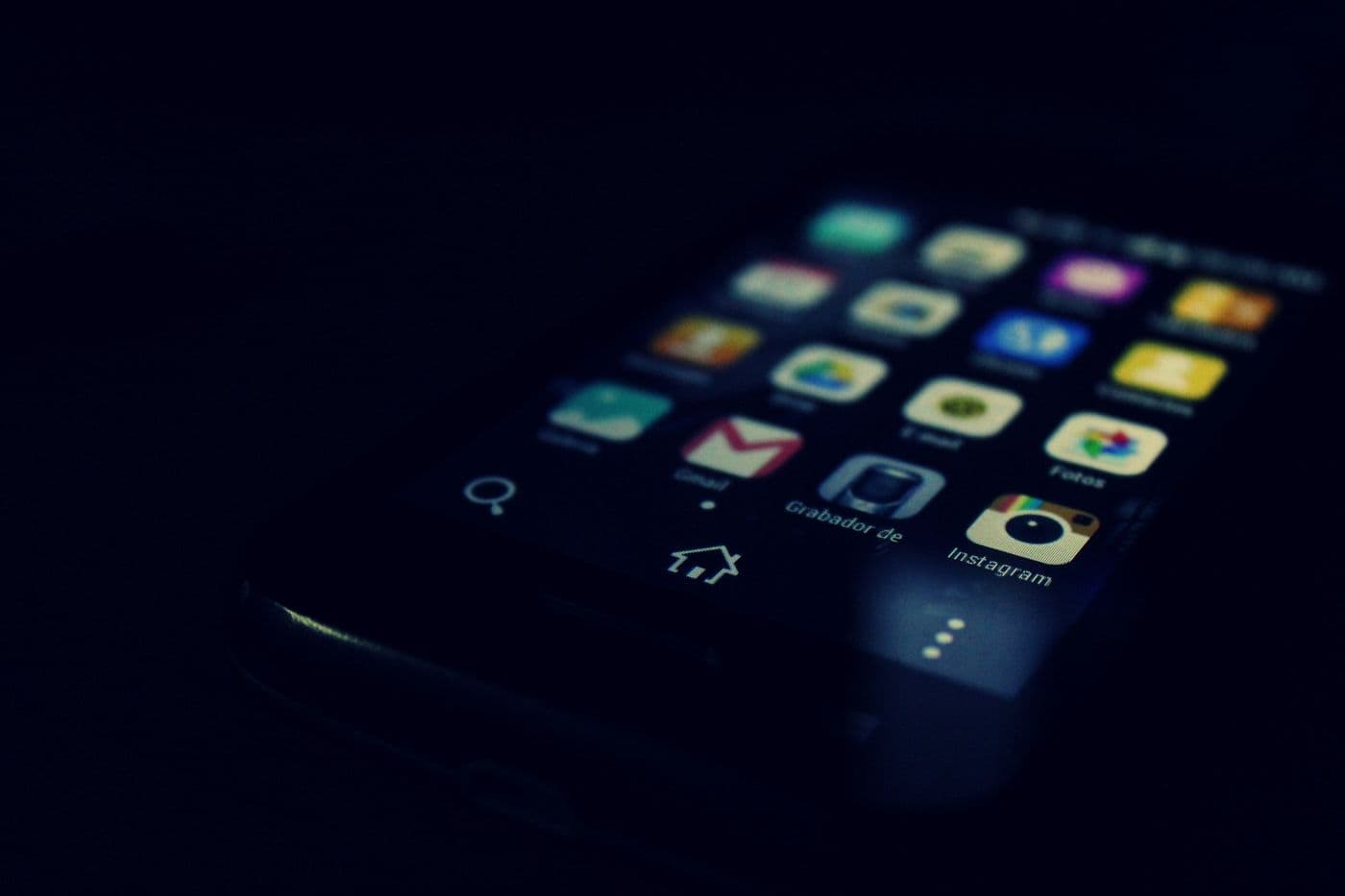 Elinde akıllı telefon tutan kullanıcı ve mobil uygulama arayüzü
