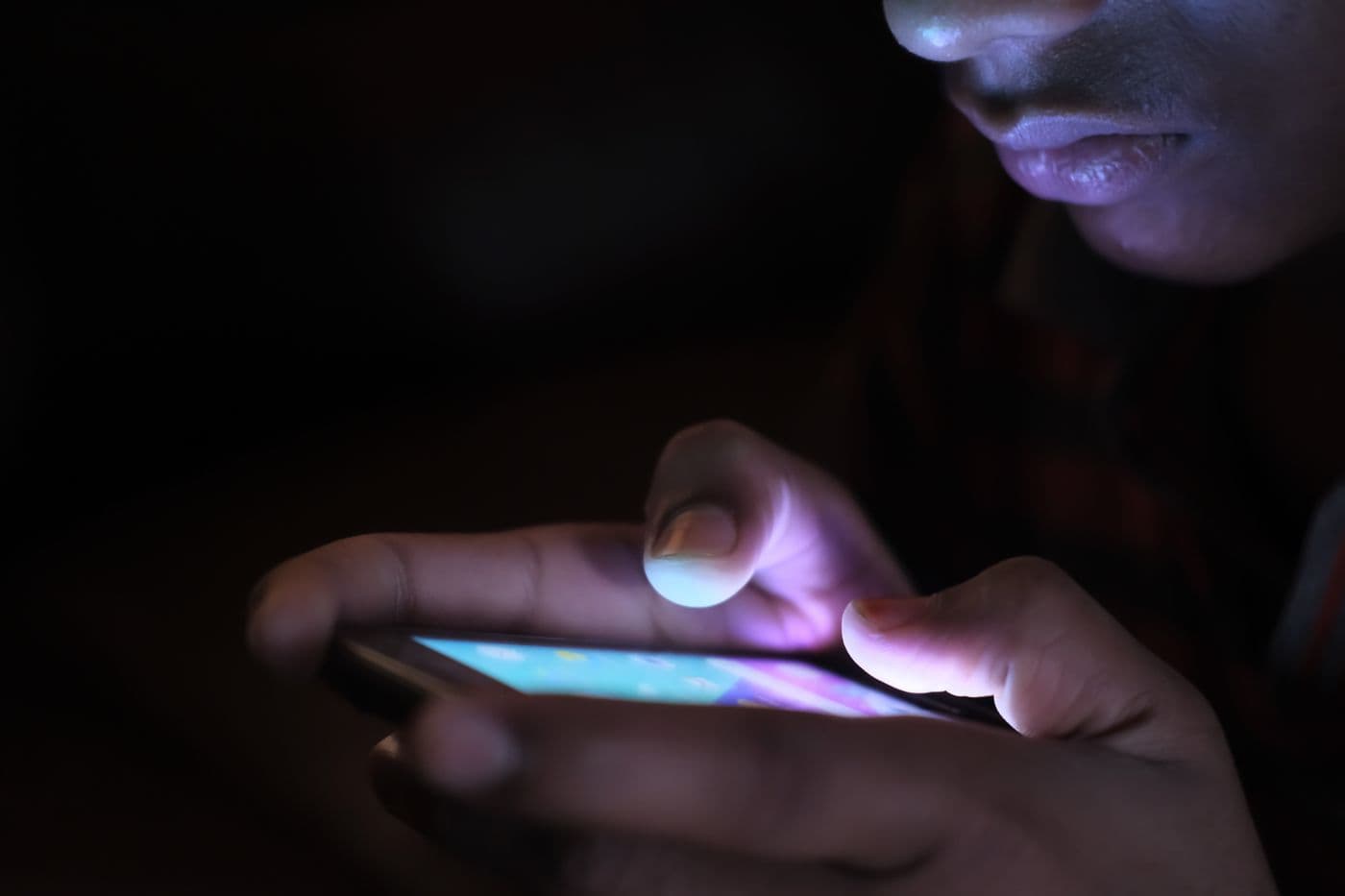 Telefonda Instagram reklamlarını inceleyen kullanıcı